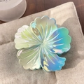 Irisierende Plumeria Haarklammer mit Perlmutt-Farbverlauf für den eleganten Urlaubs-Look - Metallblau
