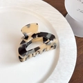 French leopard print hair claw clip in tortoiseshell resin on a white plate - Semi-circle / Beige Tortoise (Semi-circular Style)