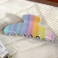 Pince à cheveux dégradé arc-en-ciel avec rayures colorées sur fond de tricot blanc - Rayures arc-en-ciel