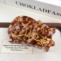 Elegant cat-shaped acetate hair claw with brown and purple floral patterns and gold lines - Floral Light Tortoiseshell