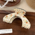 Eleganter beiger Haarklammer mit Retro Blumenmuster auf dunklem Holztablett - Bogen / Creme Blumig