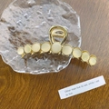 Goldene Haarklammer aus Metall mit cremefarbenen Opal-Perlen auf Holz und Glas Dekor - Groß