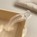 Pince à cheveux minimaliste blanc givré avec design ondulé et fini mat élégant - Blanc dépoli