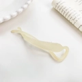 Matte cremefarbene Bananenspange mit elegantem gedrehtem Design für Damenfrisuren - Mattes Beige
