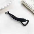Minimalistische mattschwarze Bananen-Haarspange mit elegantem Design auf Tablett - Mattes Schwarz