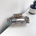 Grande pince à cheveux en acétate avec texture marbrée bleue et brune sur table - 10.5cm / Gris Gemme