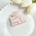 Pince à cheveux carrée rose irisée avec finition nacrée sur une assiette décorative - 5cm / Rose