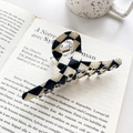 Pinza per capelli in acetato a scacchi neri e crema su un libro d'epoca chic - 11cm / Grande Croce