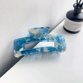 Pince à cheveux large en acétate marbré bleu et blanc avec design géométrique - 10.5cm / Bleu Crème
