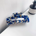Pince à cheveux rectangulaire en acétate avec motif marbré bleu et design ajouré - 10.5cm / Bleu Fleuri