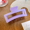 Pinza de pelo rectangular hueca de color violeta mate con diseño geométrico sobrio - Púrpura 13cm
