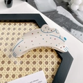 Schattige puppy haarklem in crèmewit met kleurrijke strasstenen en blauwe details - Crèmewitte Hond Stijl met Gekleurde Strass / Middelgroot