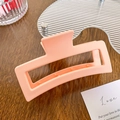 Pinza para el pelo rectangular rosa melocotón mate para mujer en fondo de madera - Naranja 13cm