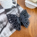 Mattschwarze Schmetterlings-Haarklammer mit hohlem Design auf Vintage-Magazin - 14cm / Schwarz
