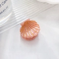 Mini Haarklammer in Muschelform aus Acetat in Rosa mit goldenen Akzenten für Frisuren - Nude Rosa (2.5cm)
