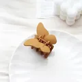 Pince à cheveux papillon jaune gingembre mat pour femme sur une assiette décorative - Café 5.5cm