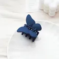 Pince à cheveux papillon bleu foncé mat pour femme présentée sur une assiette blanche - Bleu Marine 5.5cm