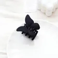 Pince à cheveux papillon noir mat avec texture givrée sur une assiette blanche - Noir 5.5cm