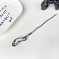 Forcina per capelli minimalista a onde in metallo canna di fucile con forma fluida - 17cm / Nero Intagliato