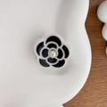 Elegante molletta per capelli a forma di camelia bianca e nera con perla centrale - Piccolo (2.5CM) / Nero con bordo bianco