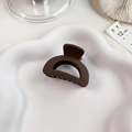 Pinza de pelo minimalista marrón oscuro mate con forma de media luna en bandeja - Marrón (4.2cm)