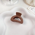 Pinza de pelo calada marrón oscuro mate en una bandeja de cerámica blanca - Marrón Claro (4.2cm)
