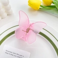 Pince à cheveux papillon rose mat avec finition translucide sur une assiette décorative - Rose Mat 5.5cm
