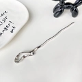 Spilla per capelli in metallo argentato ondulato con design fluido e finitura lucida - 17cm / Argento Traforato