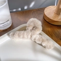 Flauschige cremeweiße Haarspange mit weichem Kunstfell für elegantes Herbst-Winter-Haarstyling - 12cm / Hellkaffee