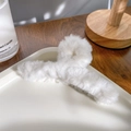 Eleganter weißer Plüsch-Haarklammer für Damen auf einem Tablett in gemütlicher Atmosphäre - 12cm / Weiß