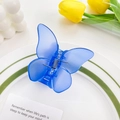 Pince à cheveux papillon bleu mat avec finition givrée sur une assiette décorative - Bleu Foncé Mat 5.5cm