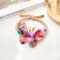 Élastique à cheveux en acétate avec pendentif papillon coloré et bande beige souple - Multicolore
