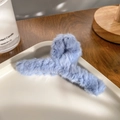 Elegant light blue plush hair claw clip for women made of soft faux rabbit fur - 12cm / Fog Blue