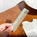 Peine de acetato de dientes anchos con efecto mármol azul y blanco en la mano - Verde Turquesa