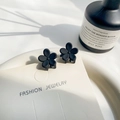 Coppia di piccoli fermagli per capelli a fiore nero opaco su piatto in ceramica - Con Stile di Conservazione / Fiore nero