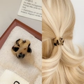 Small acetate flower hair claw in tortoiseshell amber and black pattern for women - Beige Tortoise Shell