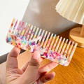 Elegante acetaat haarkam met kleurrijke marmertextuur in een gezellige huiselijke setting - 13cm / Meerkleurig