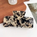 Black and white marble acetate hair claw clip with vintage hollow wave pattern - Beige Leopard / 10.5cm