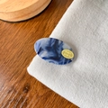 Pinza para el pelo ovalada con motivo de mármol azul y blanco y logotipo dorado - Ultramar (4*2.4cm)