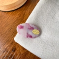Pinza de pelo ovalada mármol rosa y blanco con logo dorado sobre lona de algodón - Púrpura Niebla (4*2.4cm)