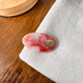Pasador vintage de resina jaspeada roja y blanca con placa metálica dorada elegante - Rosa Pomelo (4*2.4cm)