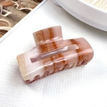 Pinza de pelo rectangular de acrílico con patrón de mármol en tonos marrones - Rectangular Marrón Té / 7.5cm