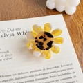 Gelbe Blumen-Haarklammer mit Marmorierung und brauner Mitte auf Holzoberfläche - 5cm / Kornblume (A282)