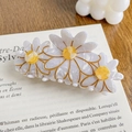 Drei weiße Gänseblümchen Haarklammer mit goldenen Details auf antikem Buchhintergrund - 9.5CM / Gänseblümchen (A282)