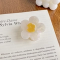 Blumen-Haarklammer aus perlweißem Acryl mit gelber Mitte auf einem Buch serviert - 4.5CM / Meerjungfrau Weiß Blume (A282)