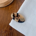 Tortoiseshell oval hair clip with gold logo metal plate and cotton storage pouch - Beige Tortoiseshell (4*2.4cm)