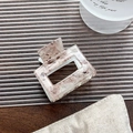 Pince à cheveux carrée en acrylique avec motif marbre rose brun et design évidé - Carré Paillettes