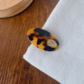 Tortoiseshell patterned oval hair clip with gold metal plaque on a white linen surface - Coffee Tortoiseshell (4*2.4cm)