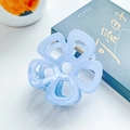 Pinza per capelli a fiore azzurro opaco con molla in metallo su marmo - 6.5cm / Azzurro
