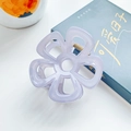 Pince à cheveux fleurie violet clair élégante en résine brillante pour femmes - 6.5cm / Mauve Clair